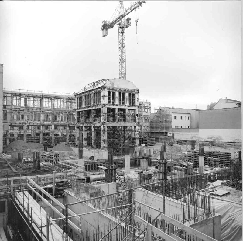 Während der Bauarbeiten: Historische Bauteile (Bild 11 ff) und Fassaden bleiben stehen.