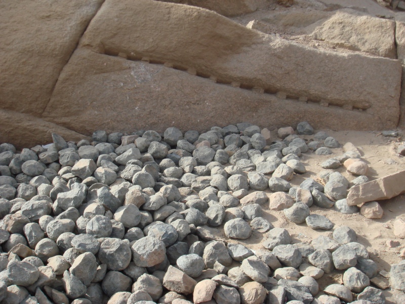 Mit diesen Steinen aus Dolerit wurden Obelisken im Steinbruch von Assuan geschlagen