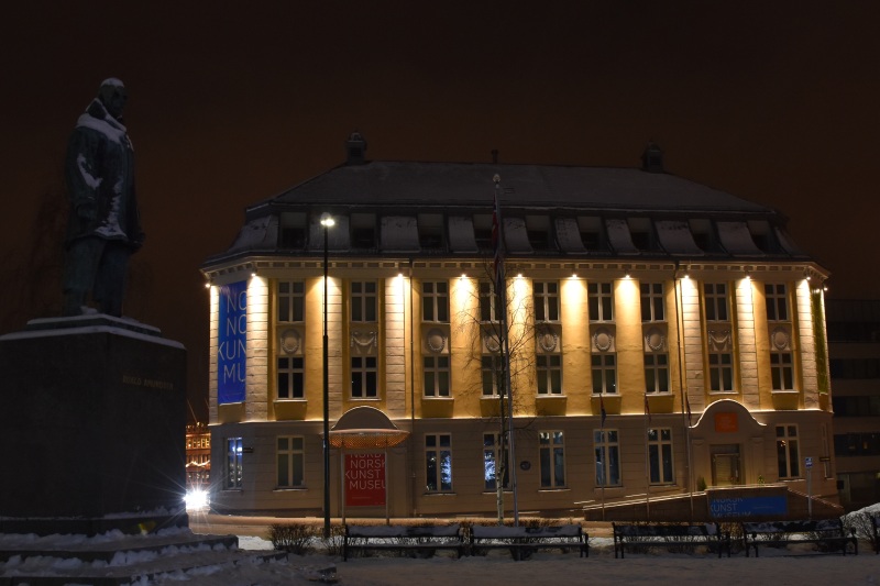 Kunstmuseum, gut bewacht von Roald Amundsen. Tromsö selbst bietet dem Besucher eine Reihe vielfältiger Museen. Unter anderem sind das Polarmuseum, das perspectiv Museum oder auch das Norwegian science center für die Interessenten erlebbar.