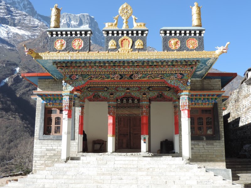Tibetisches Kloster (Ghumba) in <strong>Thamo</strong>. Ohne eine Puja (Messe) beginnt keine Reise zum höchsten Berg der Welt. Nonnen spenden uns ihren Segen. Wir spenden Geld für den Klosterneubau.