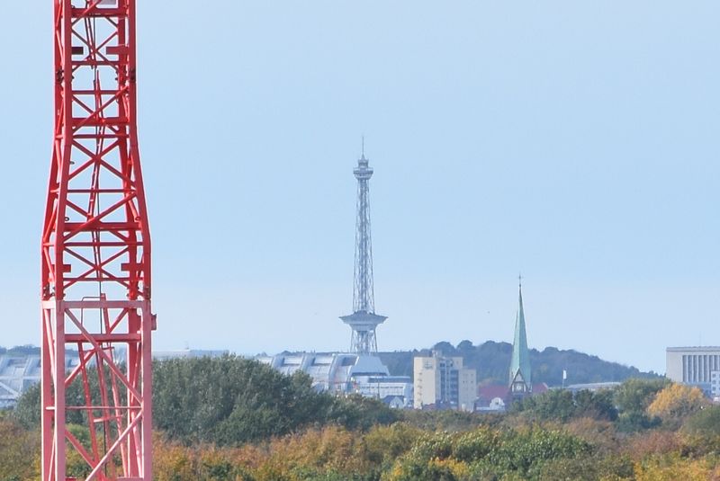 Der Berliner Funkturm ist etwas weiter entfernt.