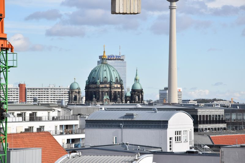 Der Berliner Dom ist auch ganz nah? Links vom Fernsehturm.