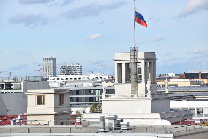 Die Flagge Russlands weht in der Nähe.