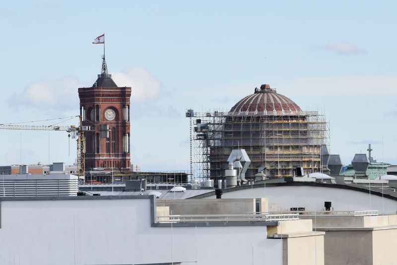 Die Berliner Landesflagge weht auf dem Turm des Roten Rathauses.