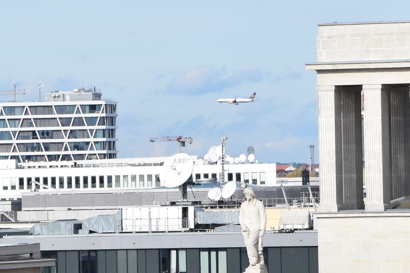 Auch über den Dächern: ein Flugzeug