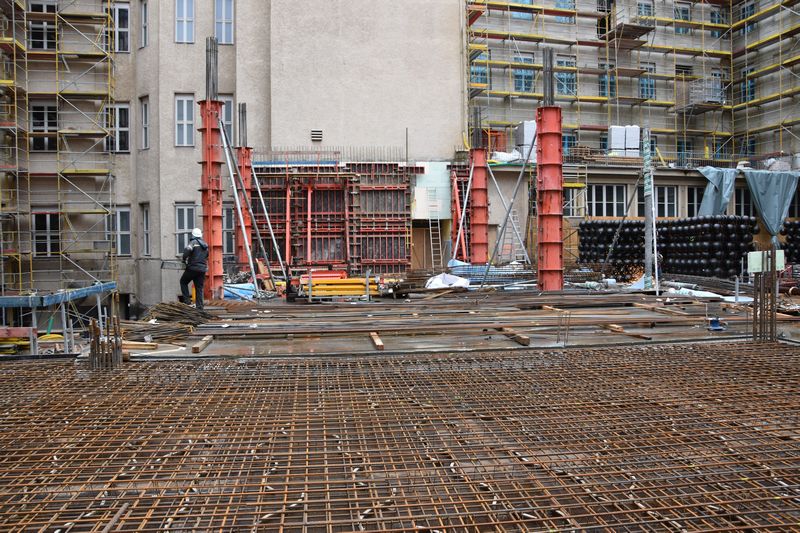 Die Deckenbewehrung wartet auf den Beton, die Rund-Stützen auch...