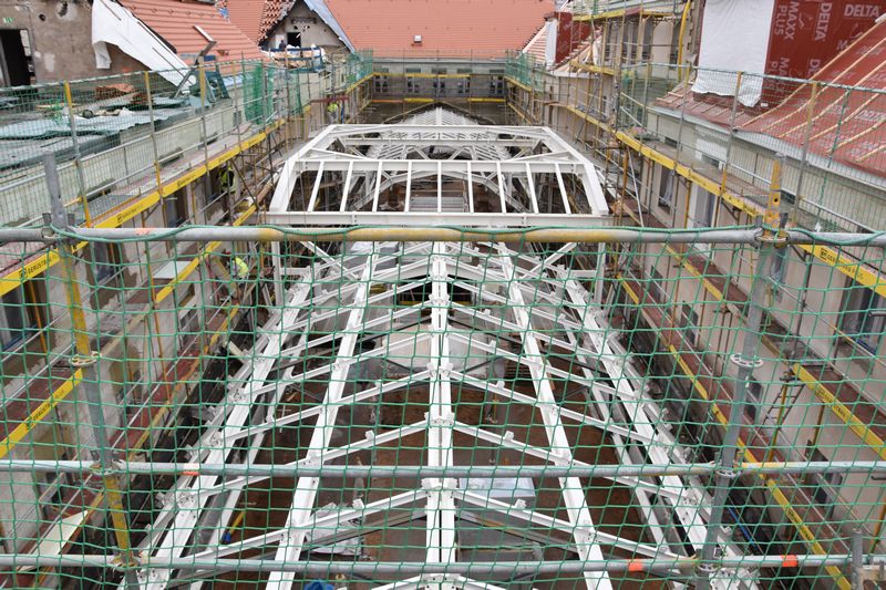 Der hell lackierte Stahlbau für das Kongresszentrum steht