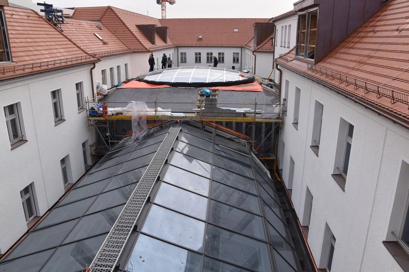 Ein Blick "von oben" auf das Konferenzglasdach im Innenhof von Haus 2 ...