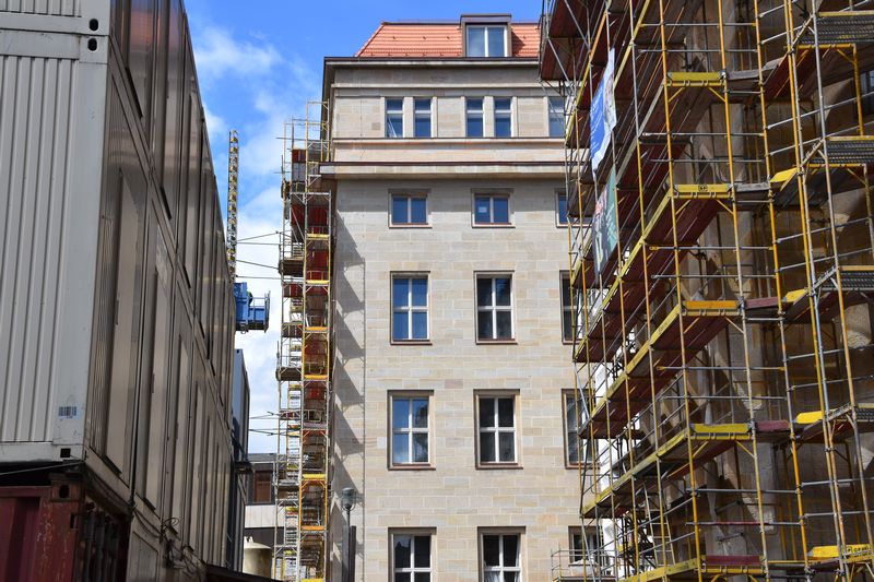 Die fertiggestellte Fassade zur Französischen Straße im Blick zwischen zwei Gerüsten