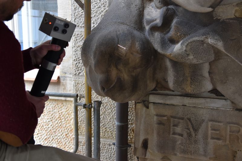 Einer der vier Atlanten ("Feuer") unter der historischen Verbindungsbrücke