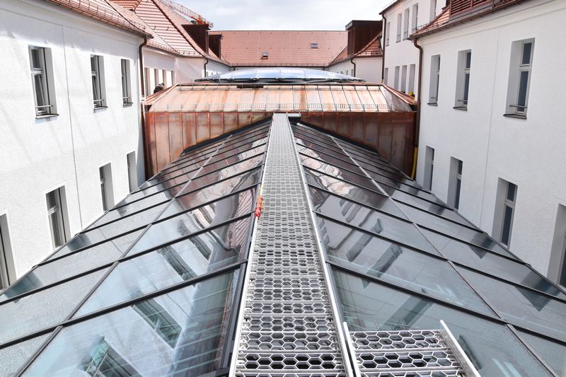 Der Wartungssteg oberhalb des Glasdaches des Konferenzzentrums...