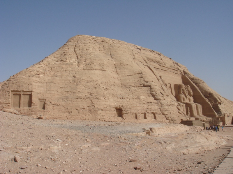 <strong>Abu Simbel</strong> – Vor den Fluten, die durch den Assuan-Staudamm hervorgerufen wurden, durch ein von HOCHTIEF geführtes Konsortium in den sechziger Jahren gerettet. Parallel zu diesem Vorhaben wurden 16 weitere Tempelanlagen durch ähnliche Firmenzusammenschlüsse im Auftrag der UNSECO vor dem Untergang gerettet. Es gibt allerdings auch eine Reihe von Tempeln, die nicht gerettet werden konnten.