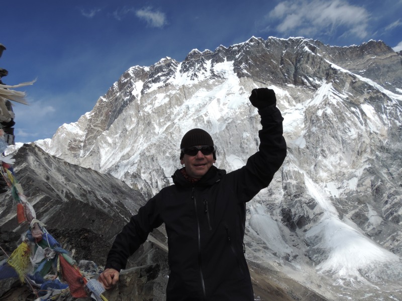 Auf dem <strong>Chukhung Ri</strong>, fast 5.500 m hoch. Ich stehe vor der Lotse-Südwand. Sie ist die größte ihrer Art. 3,5 km hoch und über 15 km breit.