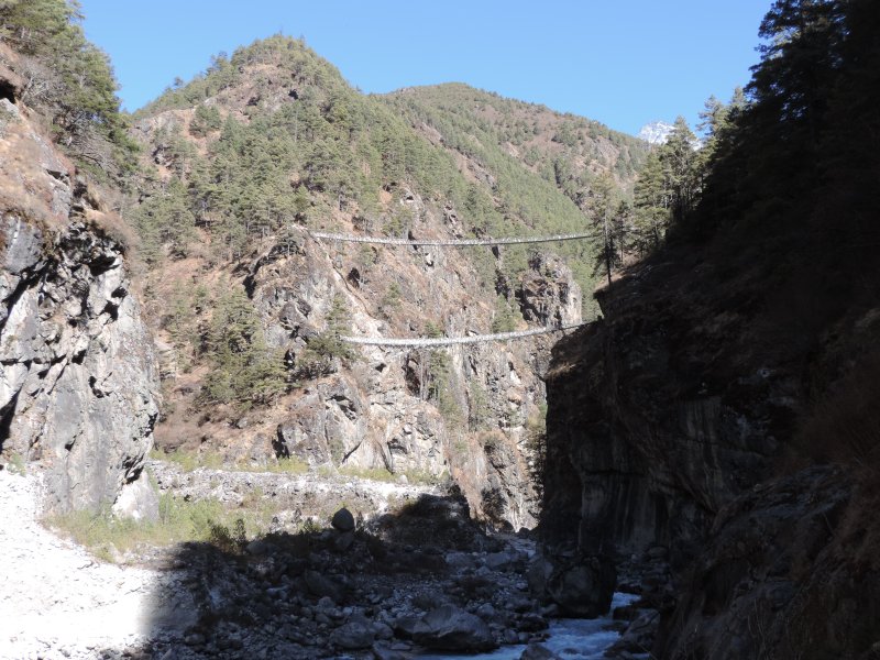 Die alte und die neue Hillary-Brücke bei <strong>Namche Bazar</strong>. Die obere hängt 120 m über der Erde und dürfte knapp 200 m lang sein.