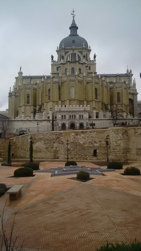 Catedral de la Almudena, <em>auch:</em> Santa Iglesia Catedral de Santa María la Real de la Almudena, von der Rückseite gesehen