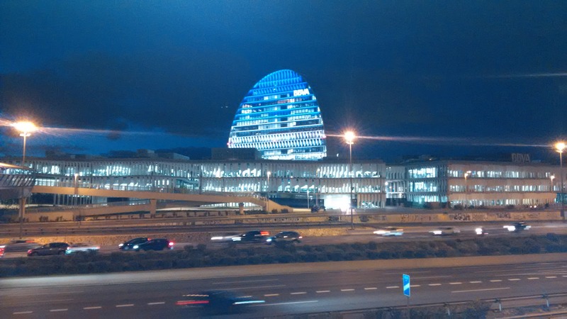 Bankneubau in der Nacht